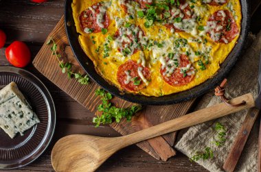 Salam lı ve mavi peynirli omlet