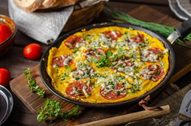 Salam lı ve mavi peynirli omlet