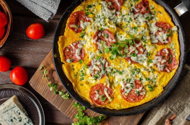 Salam lı ve mavi peynirli omlet