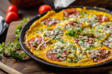 Salam lı ve mavi peynirli omlet