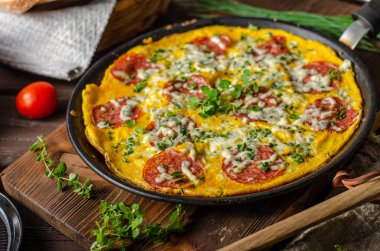 Salam lı ve mavi peynirli omlet