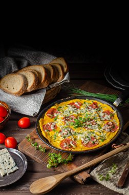 Salam lı ve mavi peynirli omlet