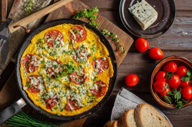 Salam lı ve mavi peynirli omlet