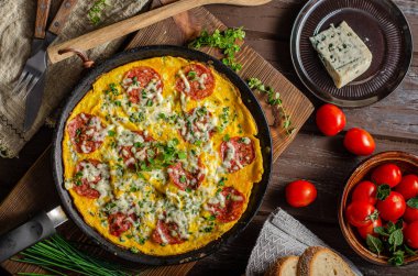 Salam lı ve mavi peynirli omlet