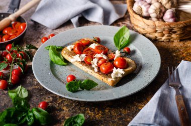 Bruschetta domates mozzarella kahvaltı