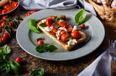 Bruschetta domates mozzarella kahvaltı