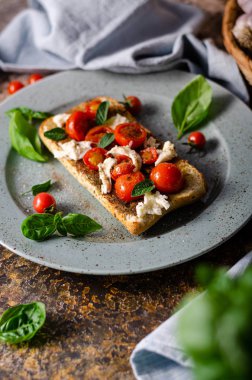 Bruschetta domates mozzarella kahvaltı