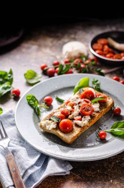 Bruschetta domates mozzarella kahvaltı