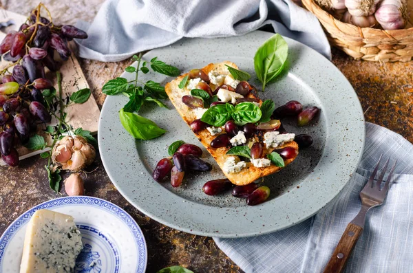 Bruschetta de tomate fresco con queso azul — Foto de Stock