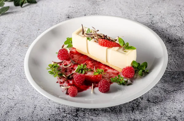 White chocolate dessert — Stock Photo, Image