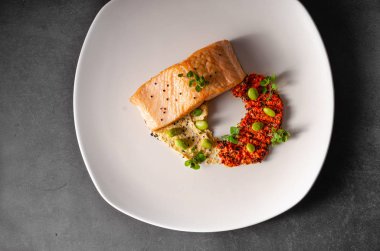 Quinoa ile biber humus ile ızgara somon