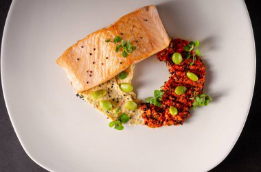 Quinoa ile biber humus ile ızgara somon