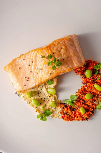 Gegrillter Lachs mit Pfeffer Hummus mit Quinoa — Stockfoto