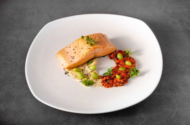 Quinoa ile biber humus ile ızgara somon