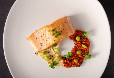 Quinoa ile biber humus ile ızgara somon