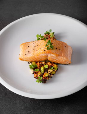 Quinoa ile biber humus ile ızgara somon