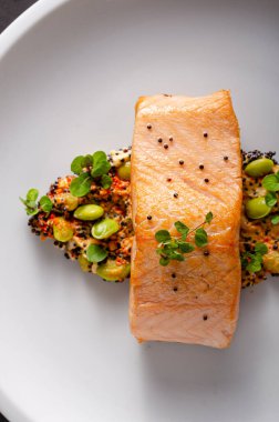 Quinoa ile biber humus ile ızgara somon