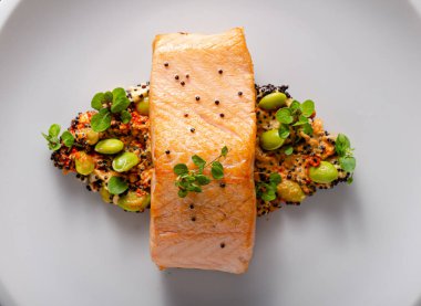 Quinoa ile biber humus ile ızgara somon