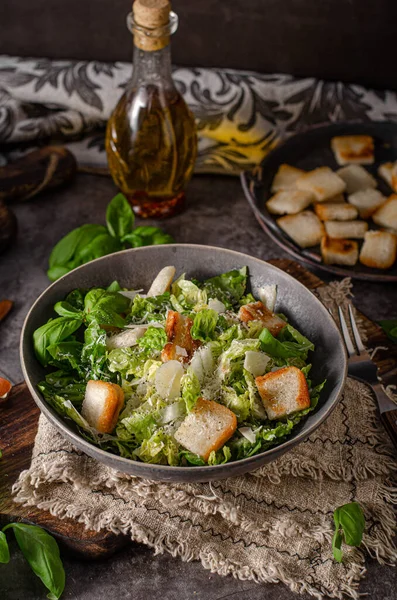 Salada Bio Orgânica Com Molho Ceasar Pão Crocante — Fotografia de Stock