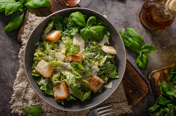 Biologische Salade Met Staakt Het Vuren Dressing Knapperig Brood — Stockfoto