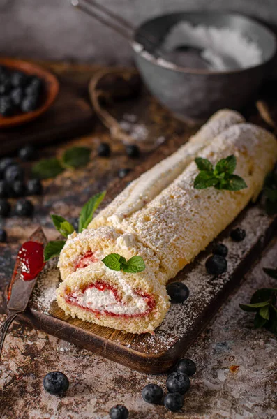 Zoete Romige Roulade Met Bessen Bosvruchten Munt — Stockfoto