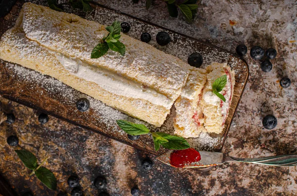 Dulce Roulade Cremoso Con Bayas Frutas Del Bosque Menta —  Fotos de Stock