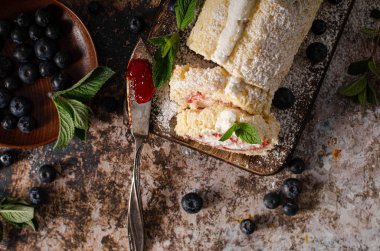 Böğürtlen, orman meyvesi ve nane aromalı kremalı tatlı krema.