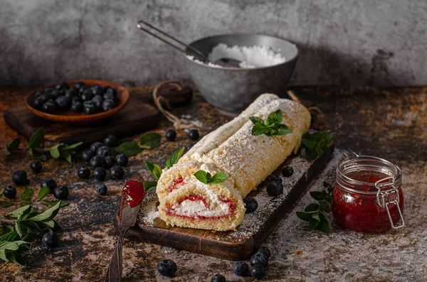 Zoete Romige Roulade Met Bessen Bosvruchten Munt — Stockfoto