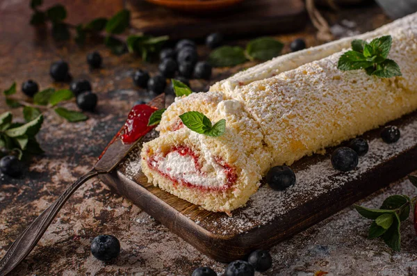 Dulce Roulade Cremoso Con Bayas Frutas Del Bosque Menta —  Fotos de Stock