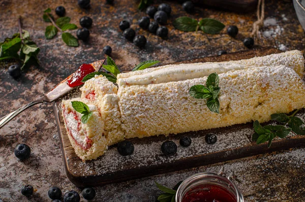 Dulce Roulade Cremoso Con Bayas Frutas Del Bosque Menta —  Fotos de Stock