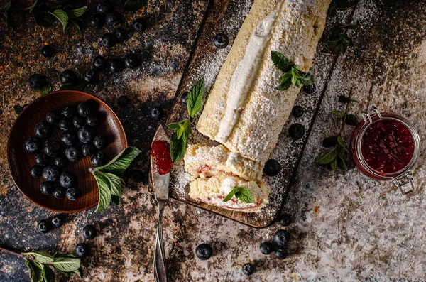 Roulada Cremosa Doce Com Bagas Frutas Floresta Hortelã — Fotografia de Stock