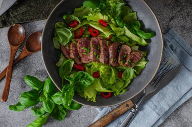 Salatalı, otlu ve acılı biftek.