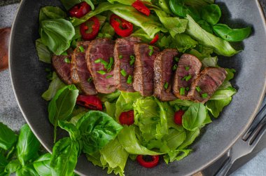 Salatalı, otlu ve acılı biftek.