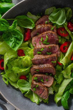 Salatalı, otlu ve acılı biftek.