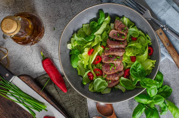 Delicioso Bistec Res Con Ensalada Hierbas Chile —  Fotos de Stock