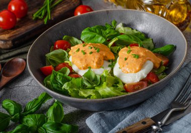 Yumurtalı taze salata, domates ve leziz sos.