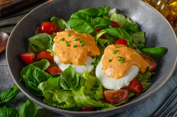 Färsk Sallad Med Äggskal Tomater Och Delikatesssås — Stockfoto