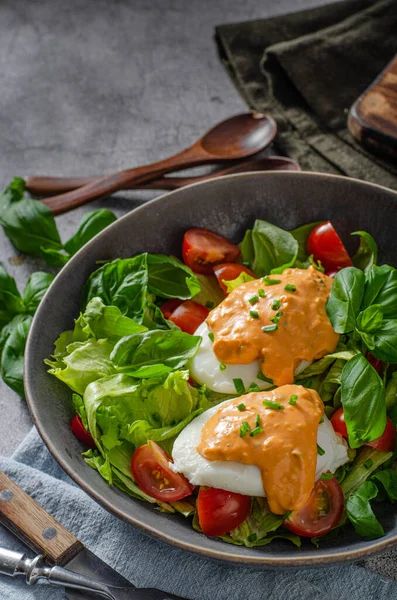 Ensalada Fresca Con Benedicto Huevo Tomates Salsa Deliciosa —  Fotos de Stock