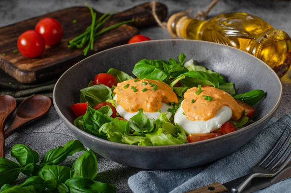 Insalata Fresca Con Uova Benedette Pomodori Salsa Deliziosa — Foto Stock