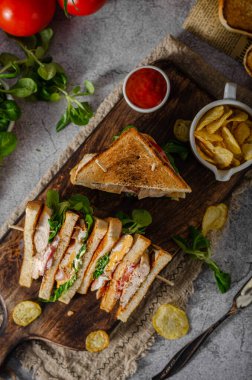 Basit ama harika bir sandviç, iyi bilinen, taze malzeme.