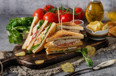 Basit ama harika bir sandviç, iyi bilinen, taze malzeme.