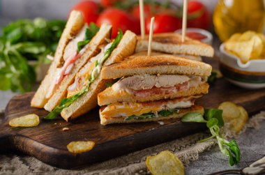 Basit ama harika bir sandviç, iyi bilinen, taze malzeme.