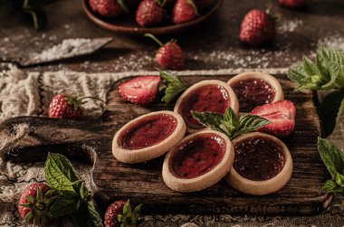 Taze çilek reçeli ve naneli lezzetli çıtır tartlar.