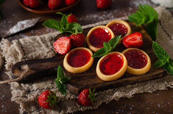 Leckere Knusprige Törtchen Mit Frischer Erdbeermarmelade Und Minze — Stockfoto