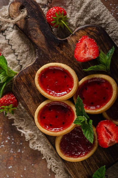 Heerlijke Krokante Taartjes Met Verse Strowberries Jam Munt — Stockfoto