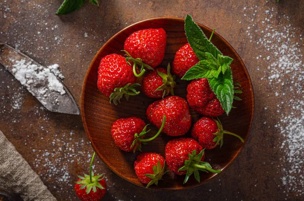 Deliciosas Tartaletas Crujientes Con Mermelada Fresas Frescas Menta —  Fotos de Stock