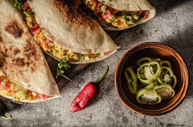 Çırpılmış yumurta, çıtır tortilla, peynir, şifalı ot ve sebze.