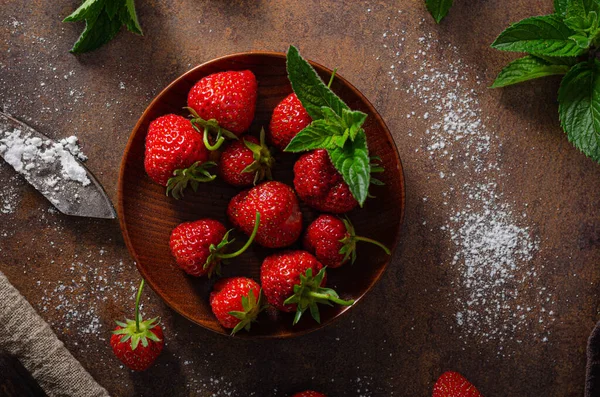 Deliciosas Tartaletas Crujientes Con Mermelada Fresas Frescas Menta —  Fotos de Stock