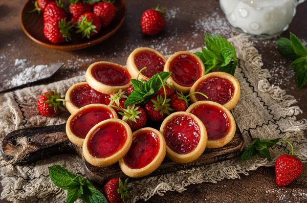 Delicious Crispy Tartlets Fresh Strowberries Jam Mint — Stock Photo, Image