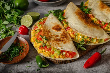 Çırpılmış yumurta, çıtır tortilla, peynir, şifalı ot ve sebze.